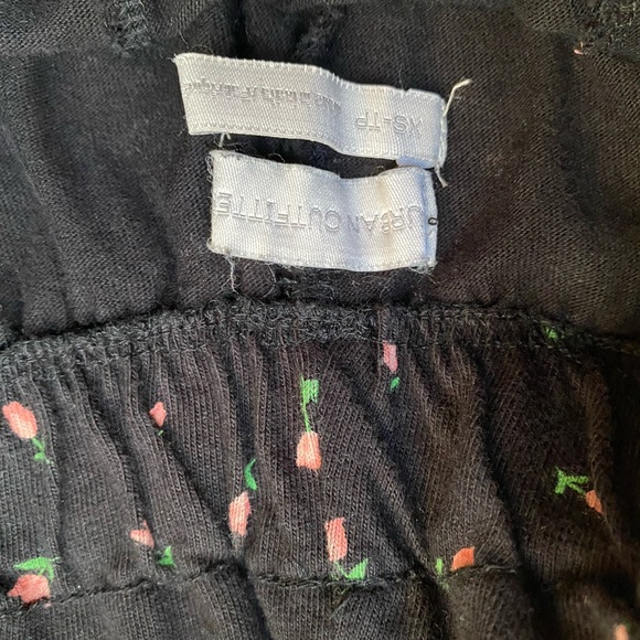 Black floral Urban Outfitters XS Pull on shorts - Picture 3 of 4
